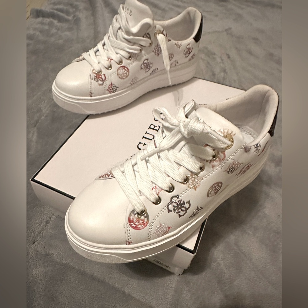 Guess woman sneakers, worm twice like new